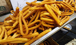 Desayunos con churros y porras para colegios en Madrid.